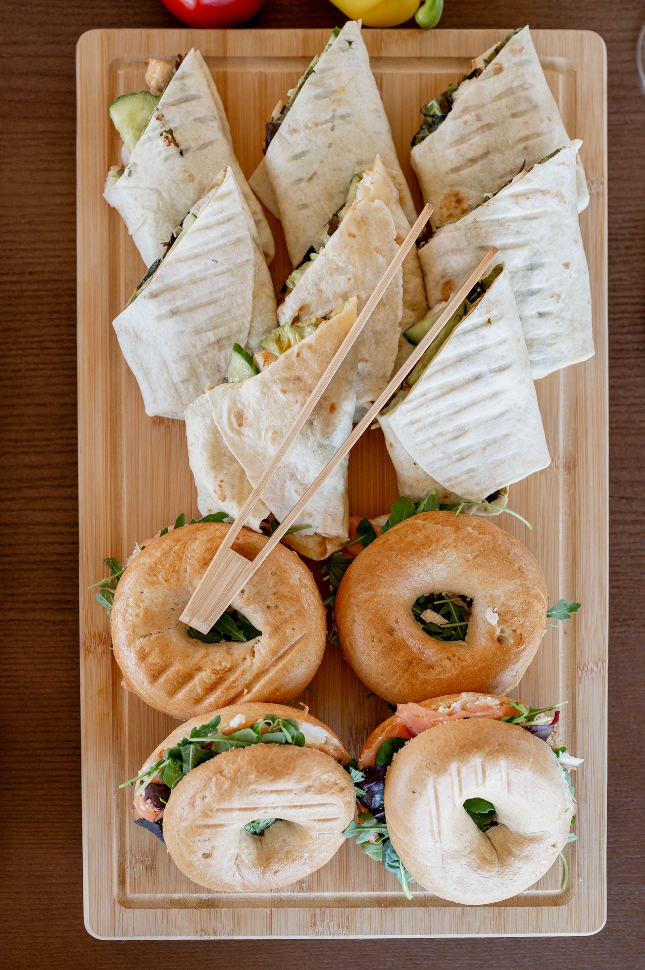 Chicken Wrap und Lachsbagel auf eine Holzplatte