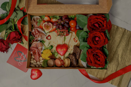 Valentinstag Geschenk Box in Düsseldorf – Valentine’s Special Charcuterie Box mit Käse, Prosciutto, Erdbeeren, Lindt Herz Schokolade, Macarons, Brownies und roten Rosen – Limited Edition mit Lieferung am 14. Februar