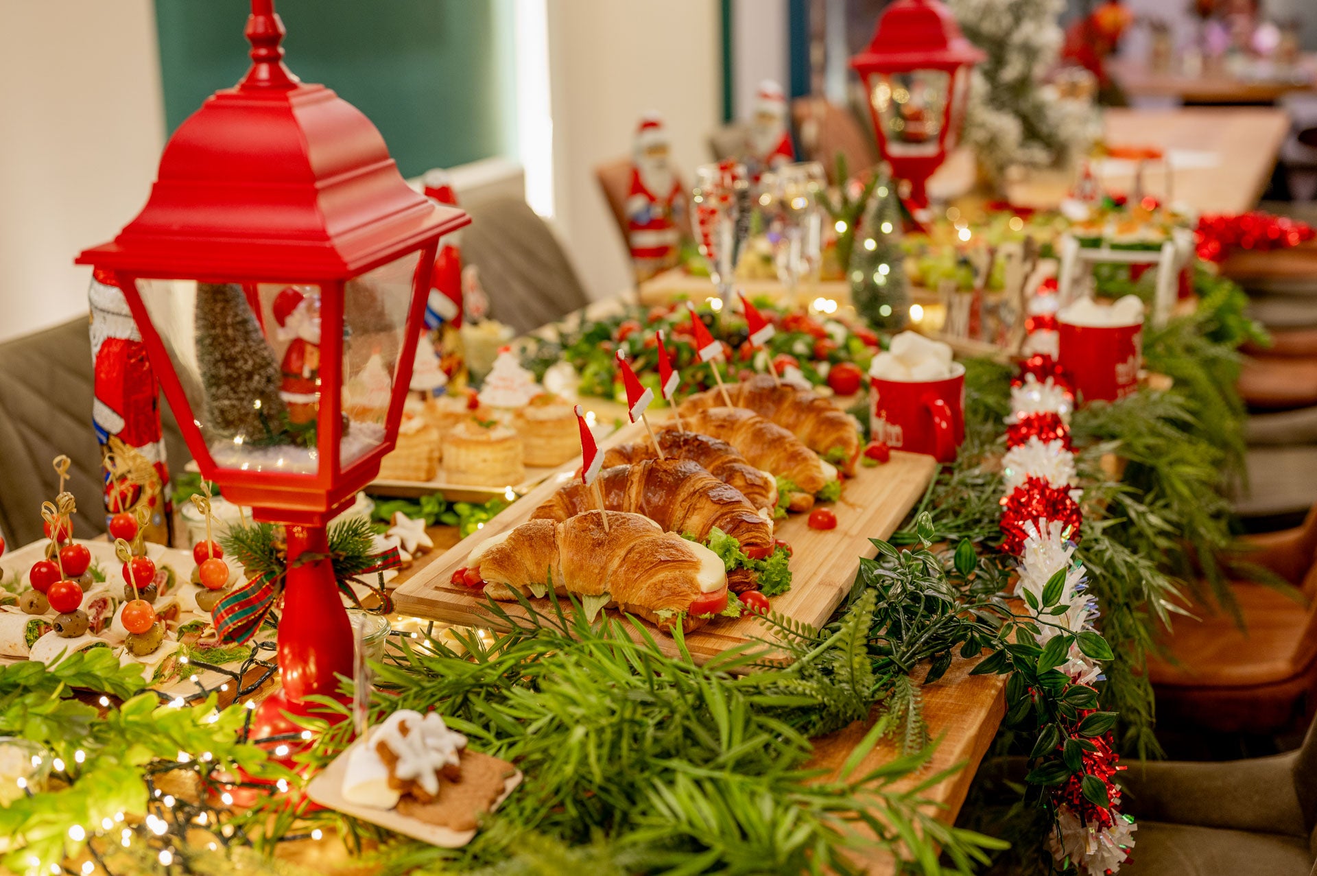 A catering table full of Christmas fingerfood and festive decoration for a meeting in Düsseldorf