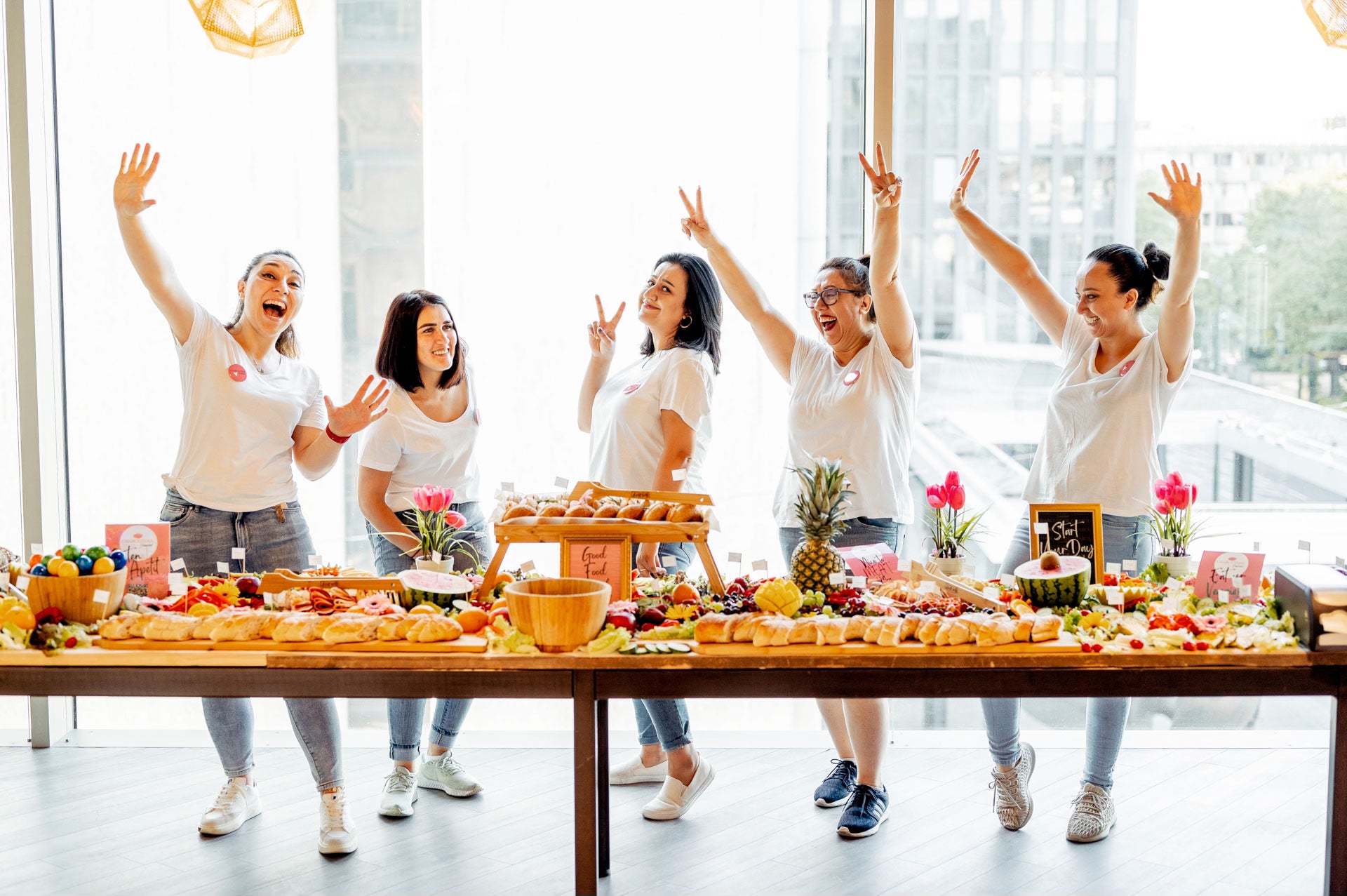 Video laden: Charcuterie Düsseldorf zeigt exklusives Catering in Düsseldorf – kunstvoll dekorierte Charcuterie-Boxen, Fingerfood und Event Catering für Firmenfeiern, Hochzeiten und private Anlässe