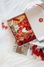 Lade das Bild in den Galerie-Viewer, Charcuterie Frühstücksbox inklusive Baguettescheiben, Käsesorten, Gemüse und Wurst und Trauben, Erdbeeren, Kiwi, Himbeeren und Johannisbeeren. Alles dekoriert in Rot für Valentinstag mit 5 Stk. Premium Rosen auf der rechten Seite der Box. 
