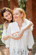 Load image into Gallery viewer, Mother and Daughter standing behind each other. Daughter is holding a &#39;I love Mom&#39; cookies in her hand. They both standing in a park in Düsseldorf
